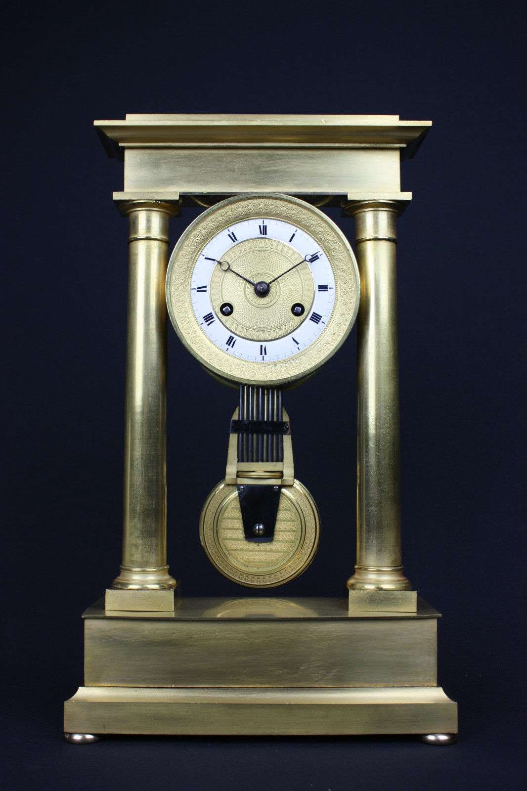 Feuervergoldete französische Empire Pendule Portaluhr bezeichnet Japy um 1815 – Pendule vorn