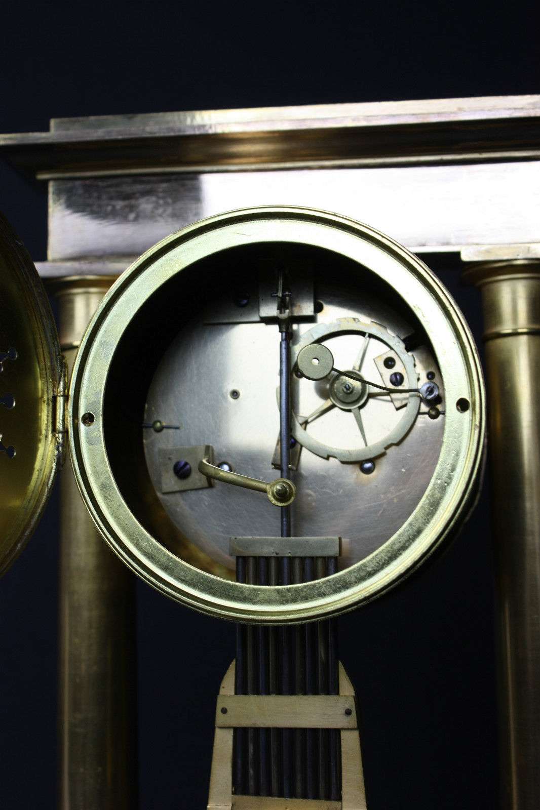 Feuervergoldete französische Empire Pendule Portaluhr bezeichnet Japy um 1815 – Pendule Werk