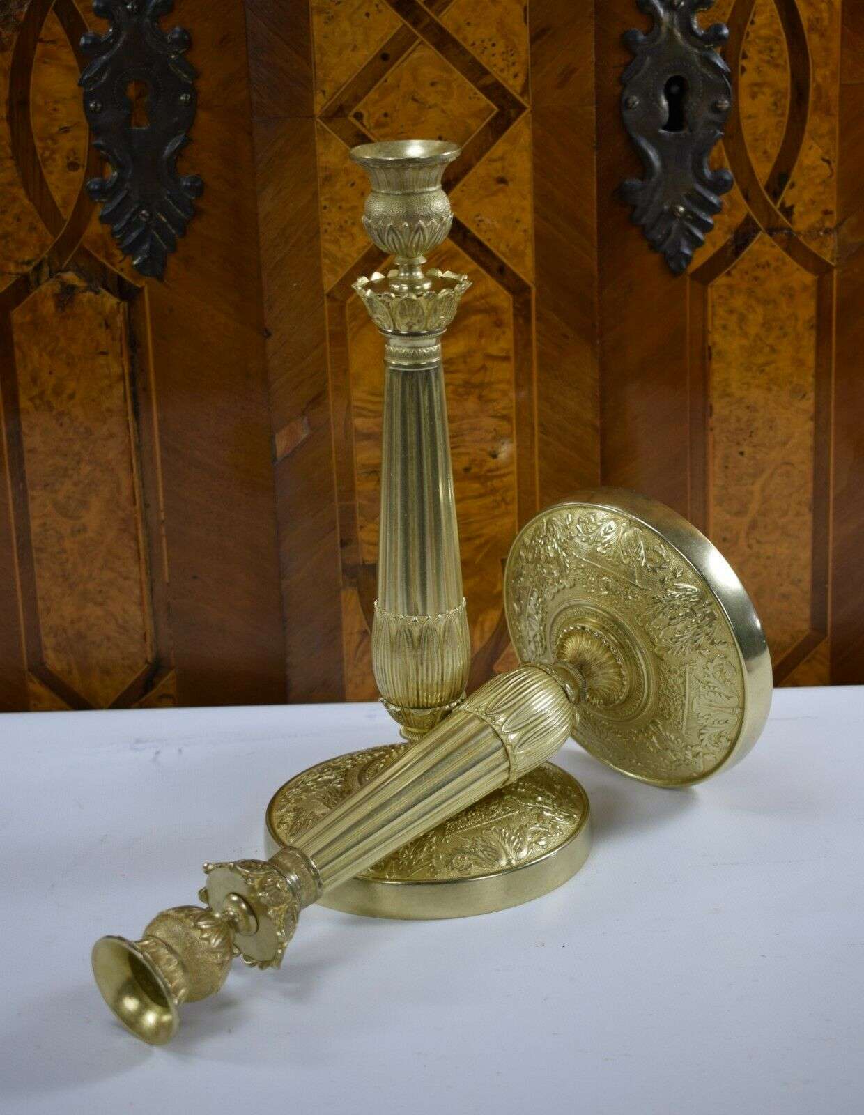 Vergoldete Empire Bronze Kerzenleuchter, Beisteller Kandelaber ca. 1850 – Vorderansicht