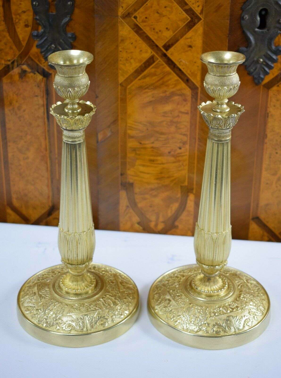 Vergoldete Empire Bronze Kerzenleuchter, Beisteller Kandelaber ca. 1850 – Detail