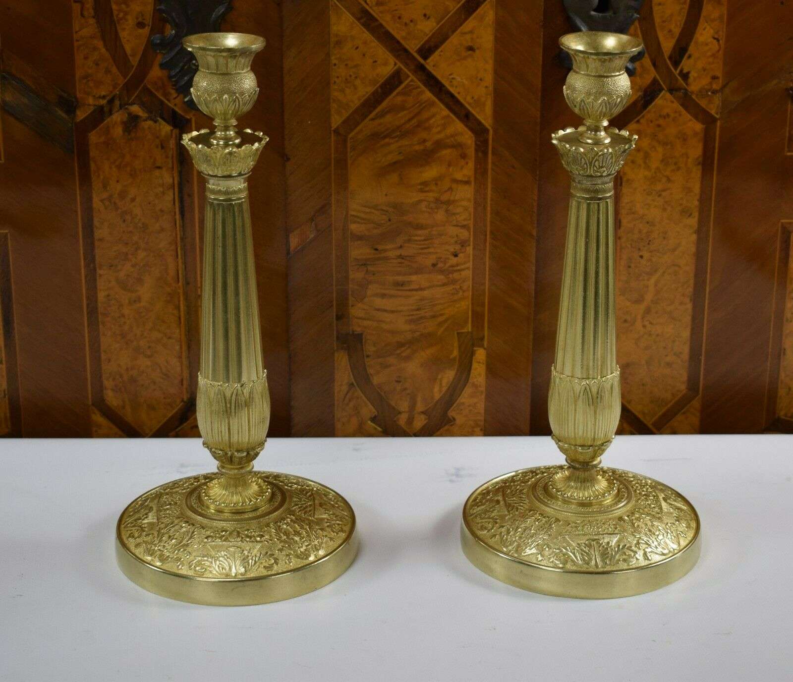 Vergoldete Empire Bronze Kerzenleuchter, Beisteller Kandelaber ca. 1850 – Detail