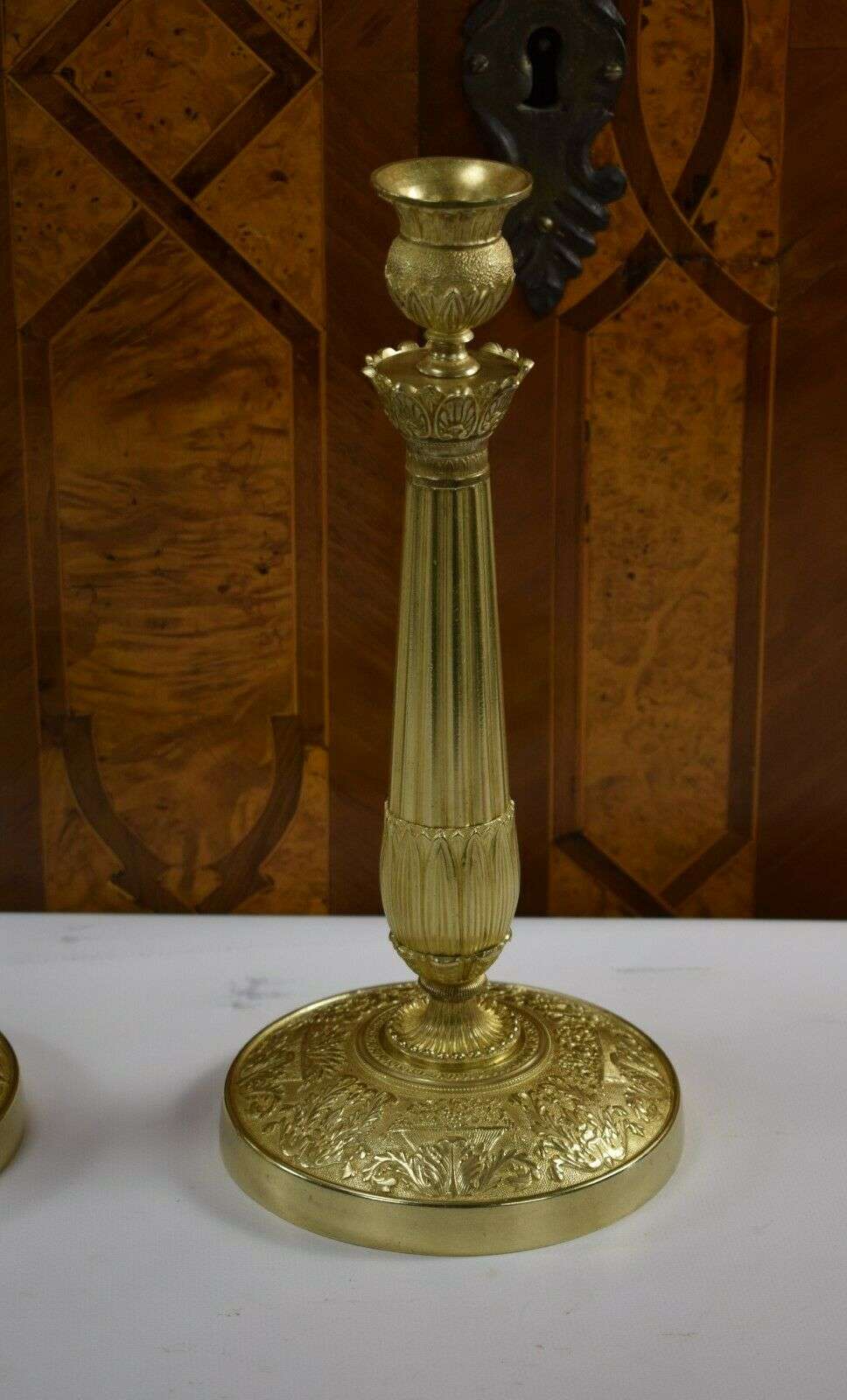 Vergoldete Empire Bronze Kerzenleuchter, Beisteller Kandelaber ca. 1850 – Detail