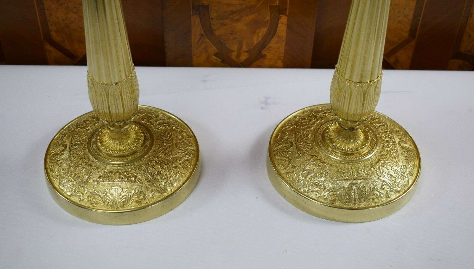 Vergoldete Empire Bronze Kerzenleuchter, Beisteller Kandelaber ca. 1850 – Detail