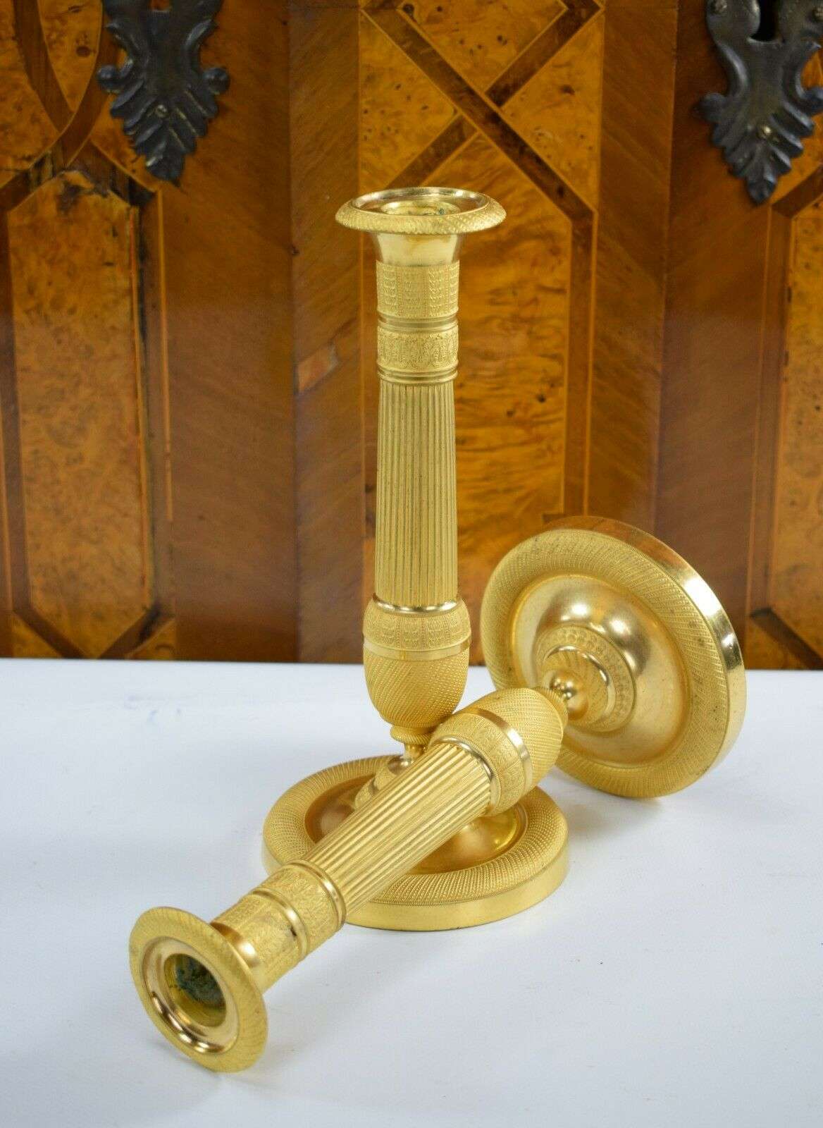 Vergoldete Empire Bronze Kerzenleuchter, Beisteller Kandelaber ca. 1830/1840 – Vorderansicht