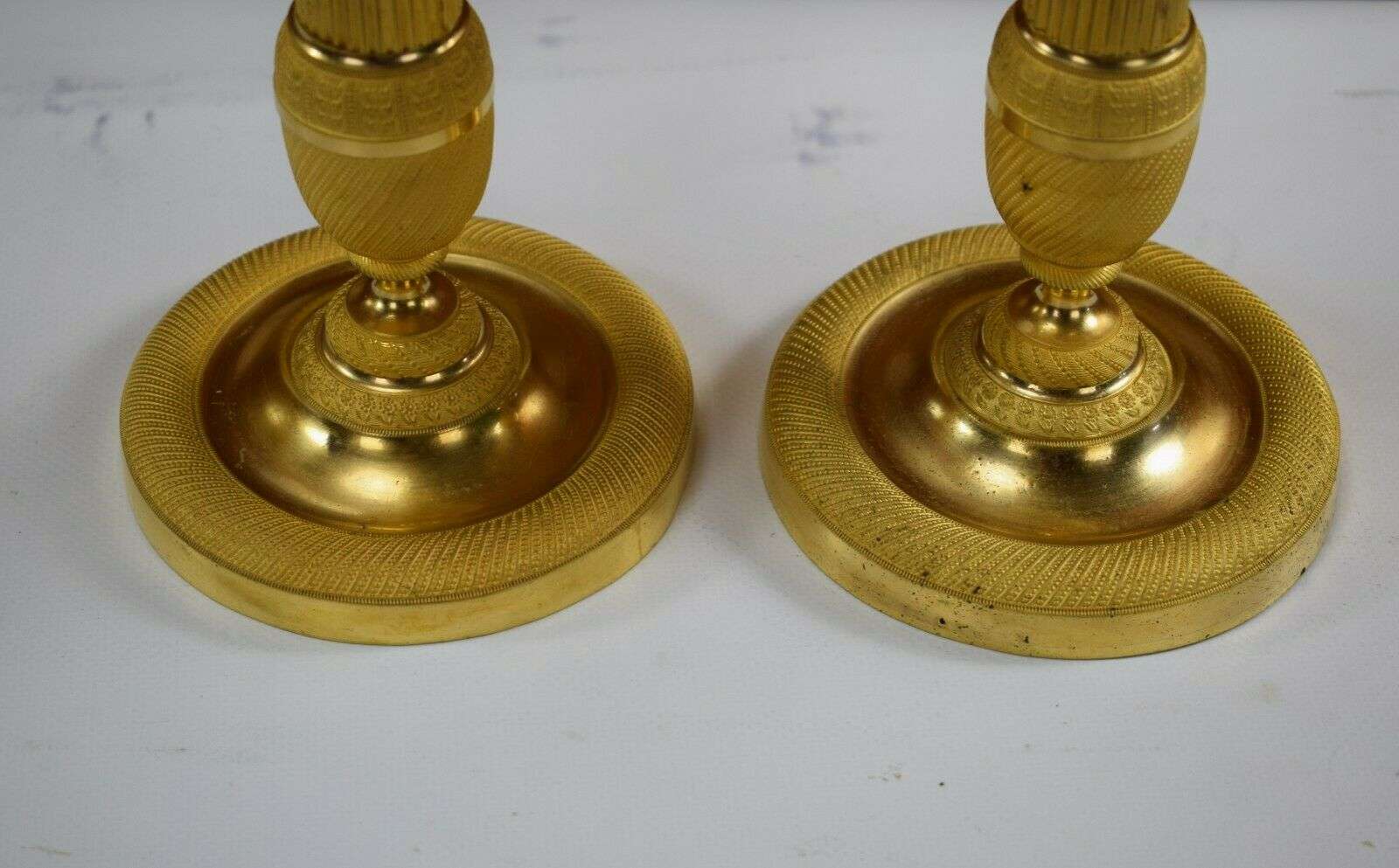 Vergoldete Empire Bronze Kerzenleuchter, Beisteller Kandelaber ca. 1830/1840 – Detail