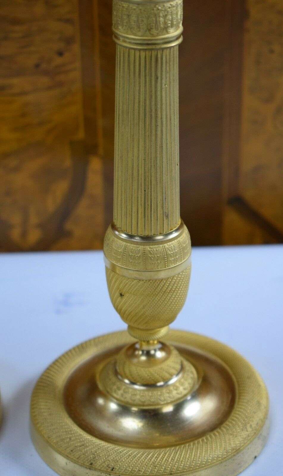 Vergoldete Empire Bronze Kerzenleuchter, Beisteller Kandelaber ca. 1830/1840 – Detail