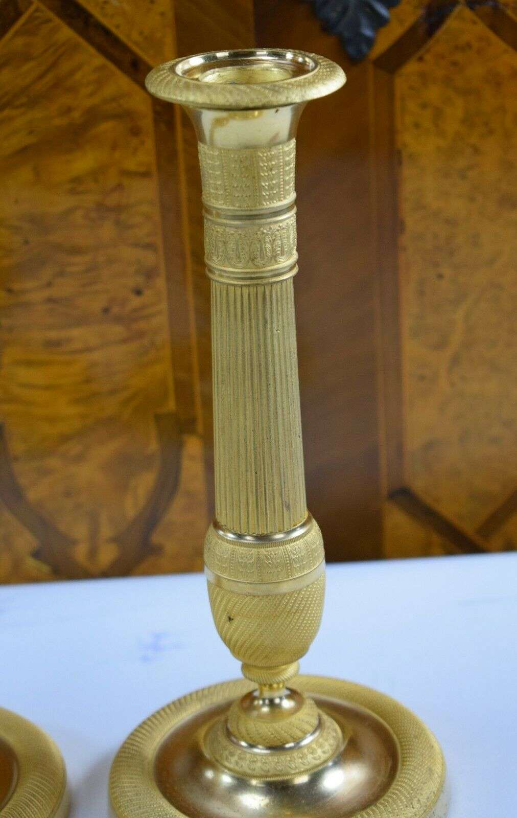 Vergoldete Empire Bronze Kerzenleuchter, Beisteller Kandelaber ca. 1830/1840 – Detail
