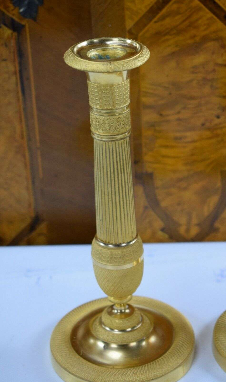 Vergoldete Empire Bronze Kerzenleuchter, Beisteller Kandelaber ca. 1830/1840 – Detail