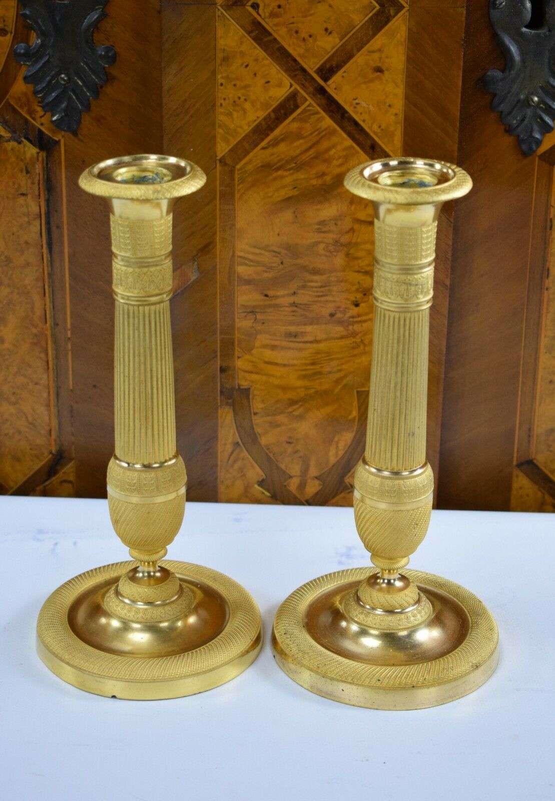 Vergoldete Empire Bronze Kerzenleuchter, Beisteller Kandelaber ca. 1830/1840 – Detail