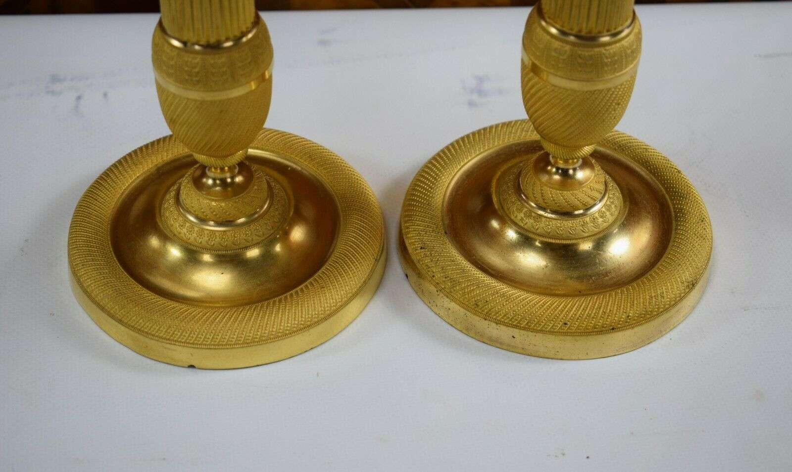 Vergoldete Empire Bronze Kerzenleuchter, Beisteller Kandelaber ca. 1830/1840 – Detail