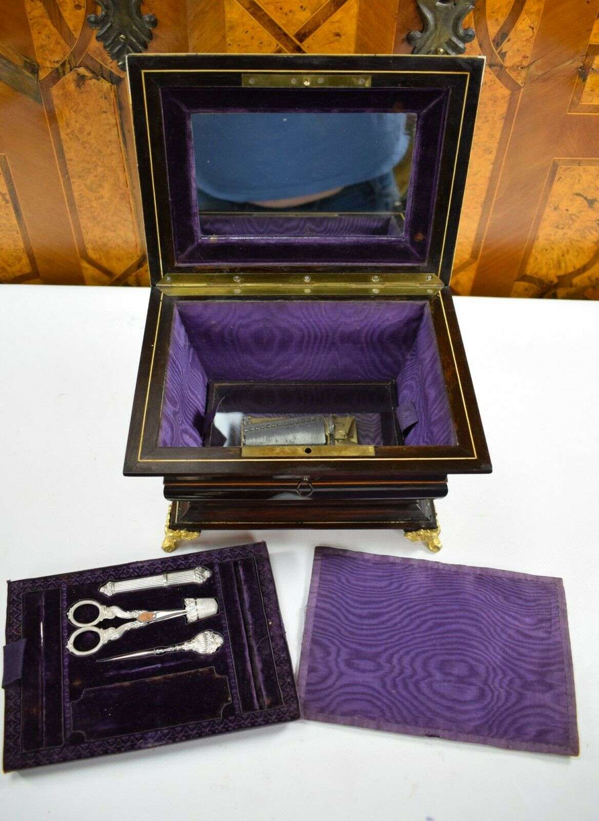 Seltenes Nähset aus Silber in Schatulle m. Intarsien mit Spieluhr um 1840 Massin – Vorderansicht