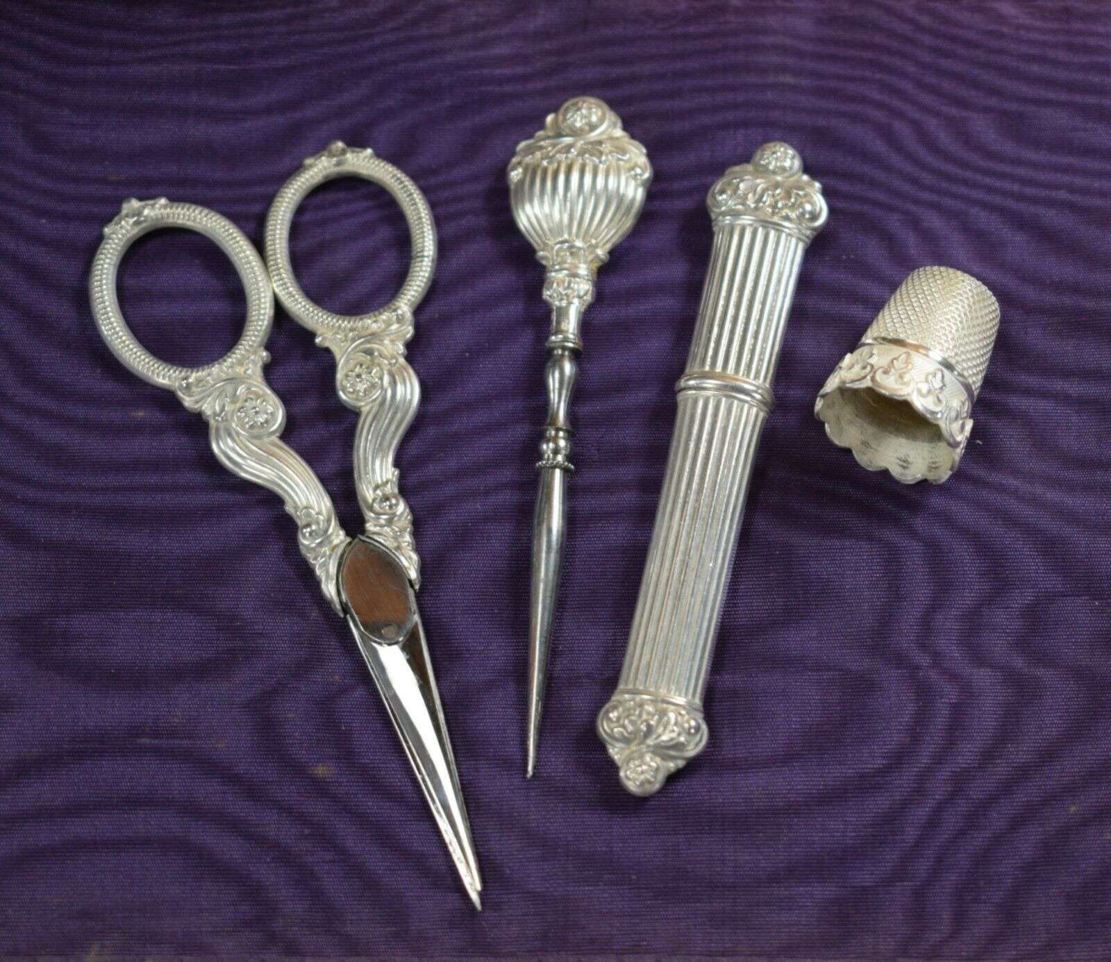 Seltenes Nähset aus Silber in Schatulle m. Intarsien mit Spieluhr um 1840 Massin – Detail