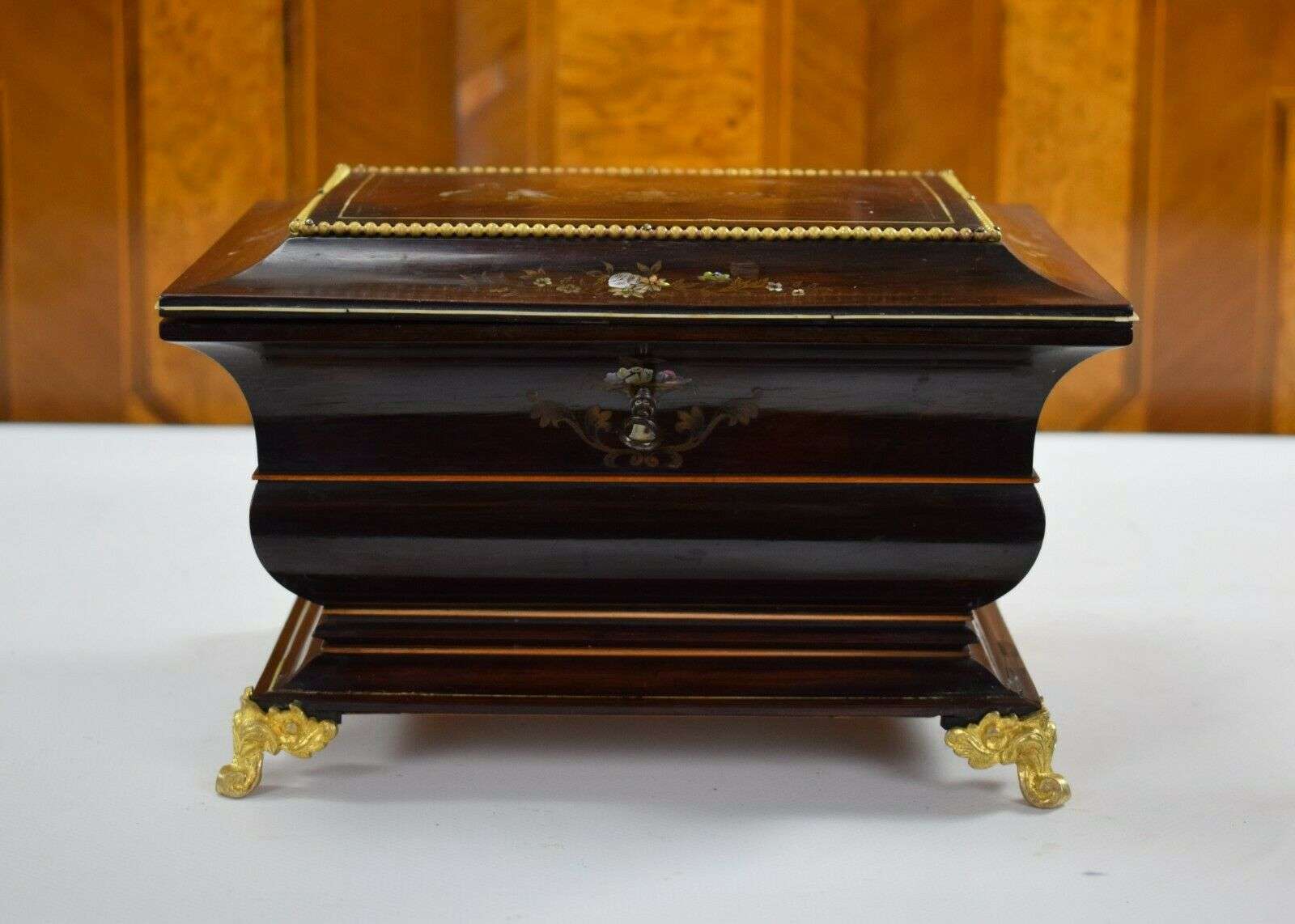 Seltenes Nähset aus Silber in Schatulle m. Intarsien mit Spieluhr um 1840 Massin – Detail