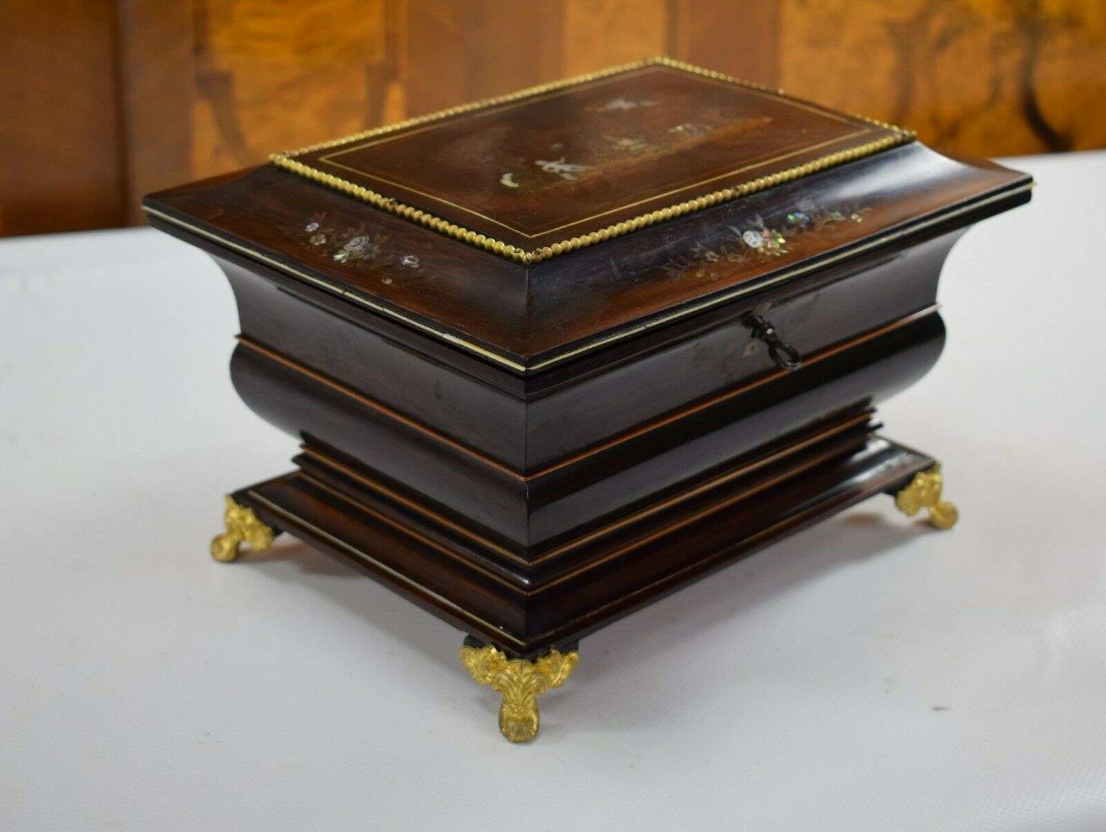 Seltenes Nähset aus Silber in Schatulle m. Intarsien mit Spieluhr um 1840 Massin – Detail