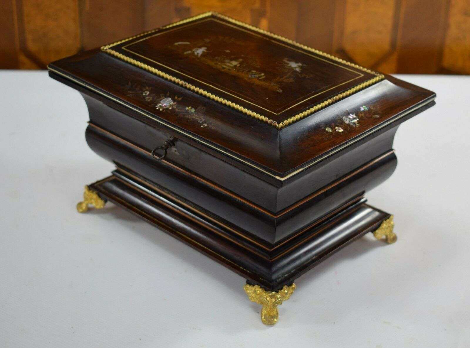 Seltenes Nähset aus Silber in Schatulle m. Intarsien mit Spieluhr um 1840 Massin – Detail