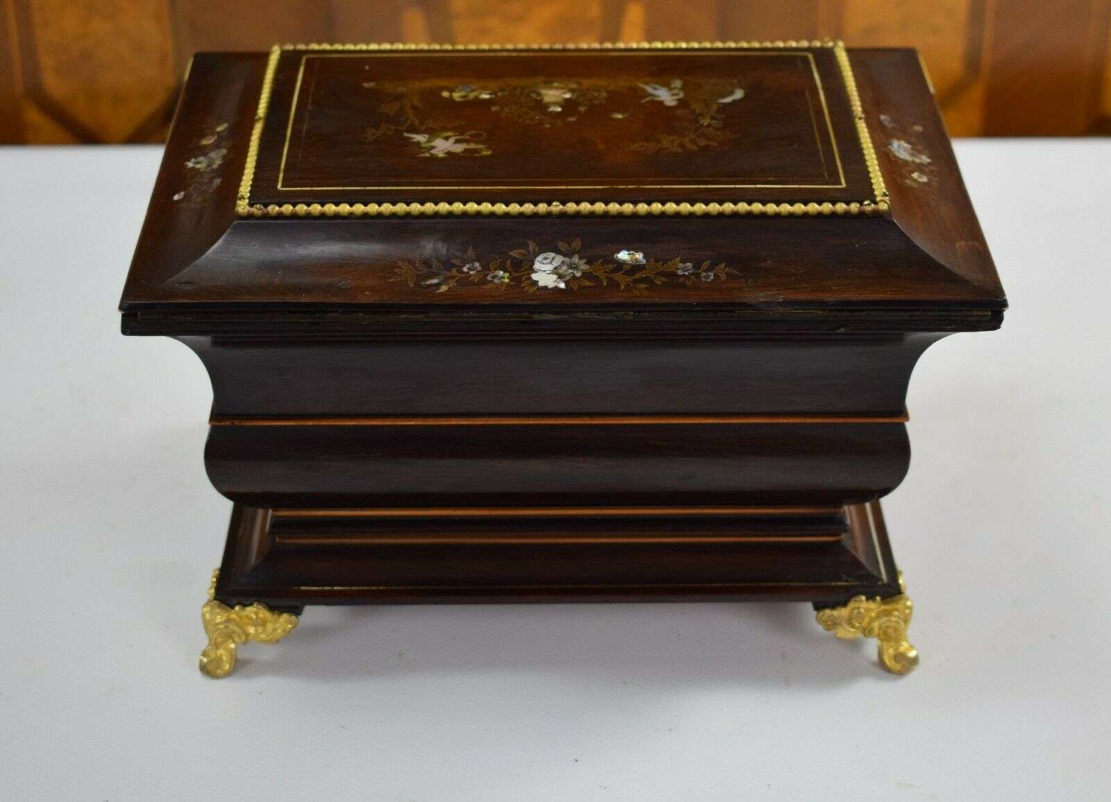 Seltenes Nähset aus Silber in Schatulle m. Intarsien mit Spieluhr um 1840 Massin – Detail
