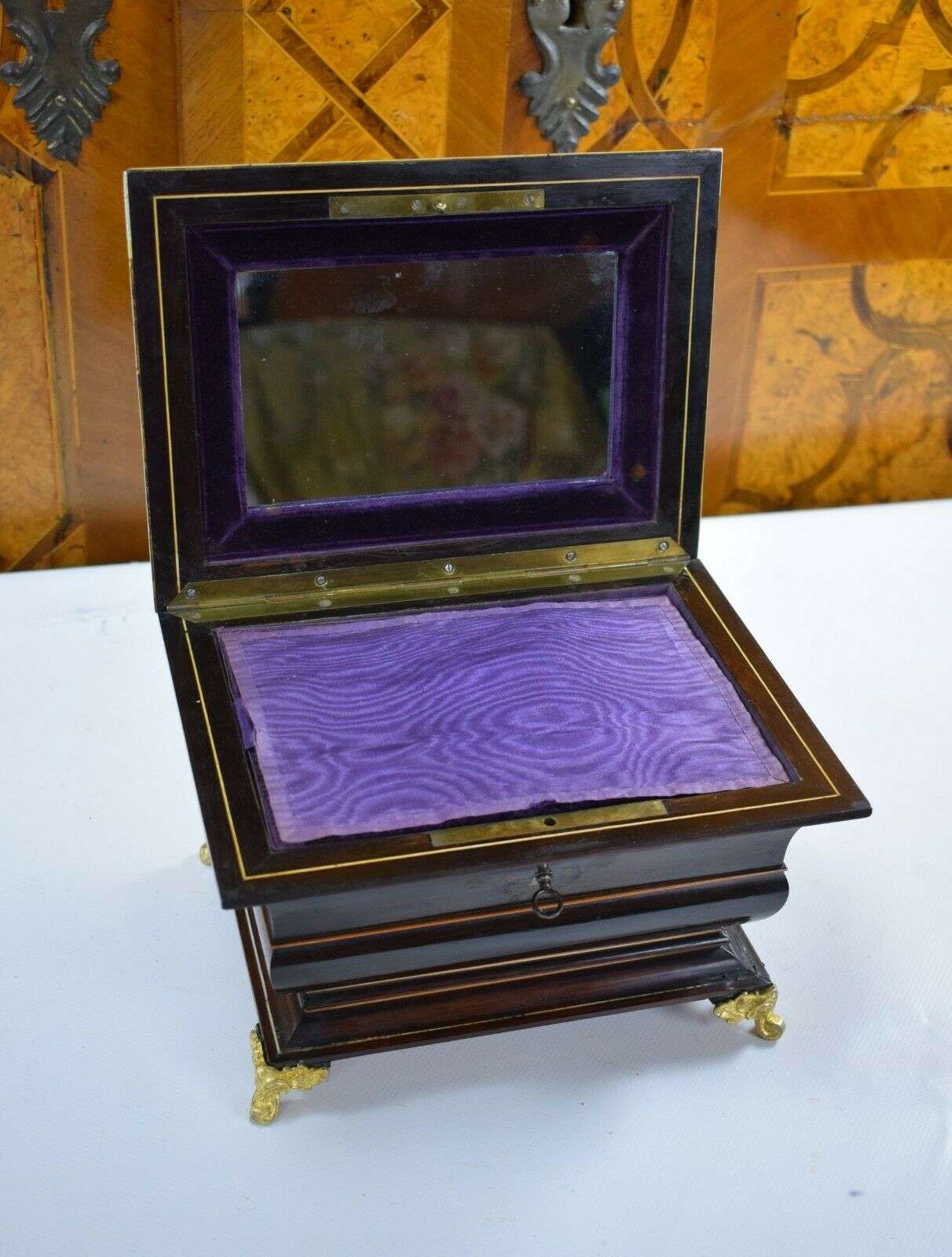Seltenes Nähset aus Silber in Schatulle m. Intarsien mit Spieluhr um 1840 Massin – Detail