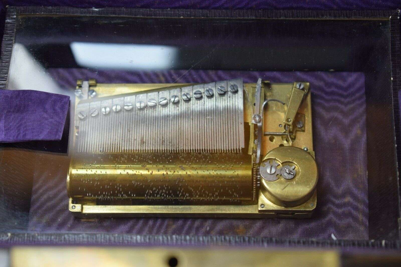 Seltenes Nähset aus Silber in Schatulle m. Intarsien mit Spieluhr um 1840 Massin – Detail