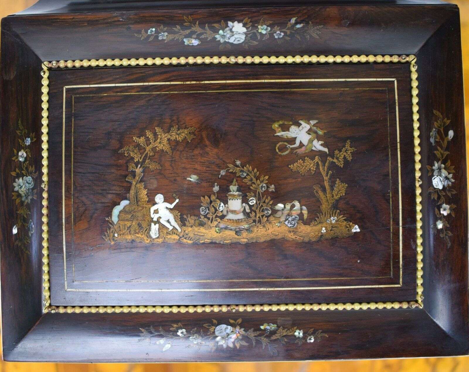 Seltenes Nähset aus Silber in Schatulle m. Intarsien mit Spieluhr um 1840 Massin – Detail