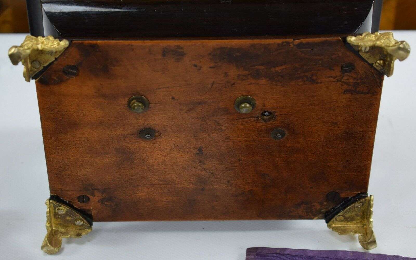 Seltenes Nähset aus Silber in Schatulle m. Intarsien mit Spieluhr um 1840 Massin – Detail