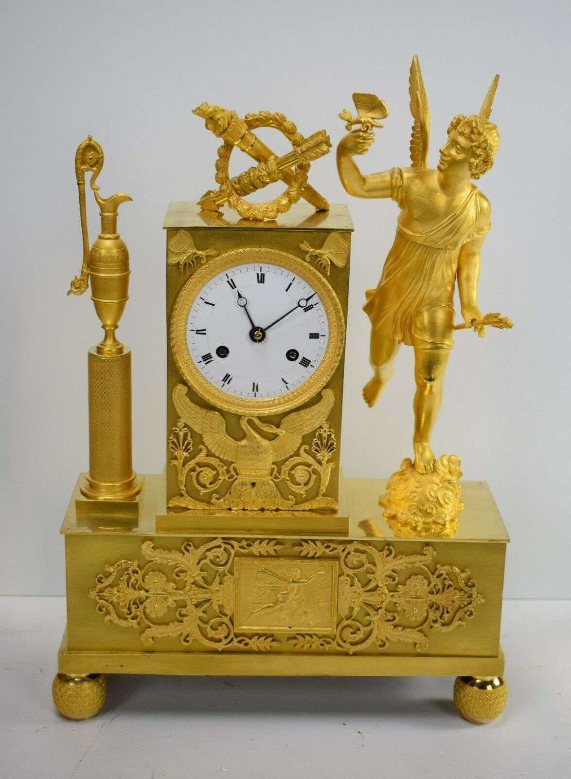 Empire Pendule Kaminuhr Tischuhr feuervergoldete Bronze Amor um 1820 – Vorderansicht