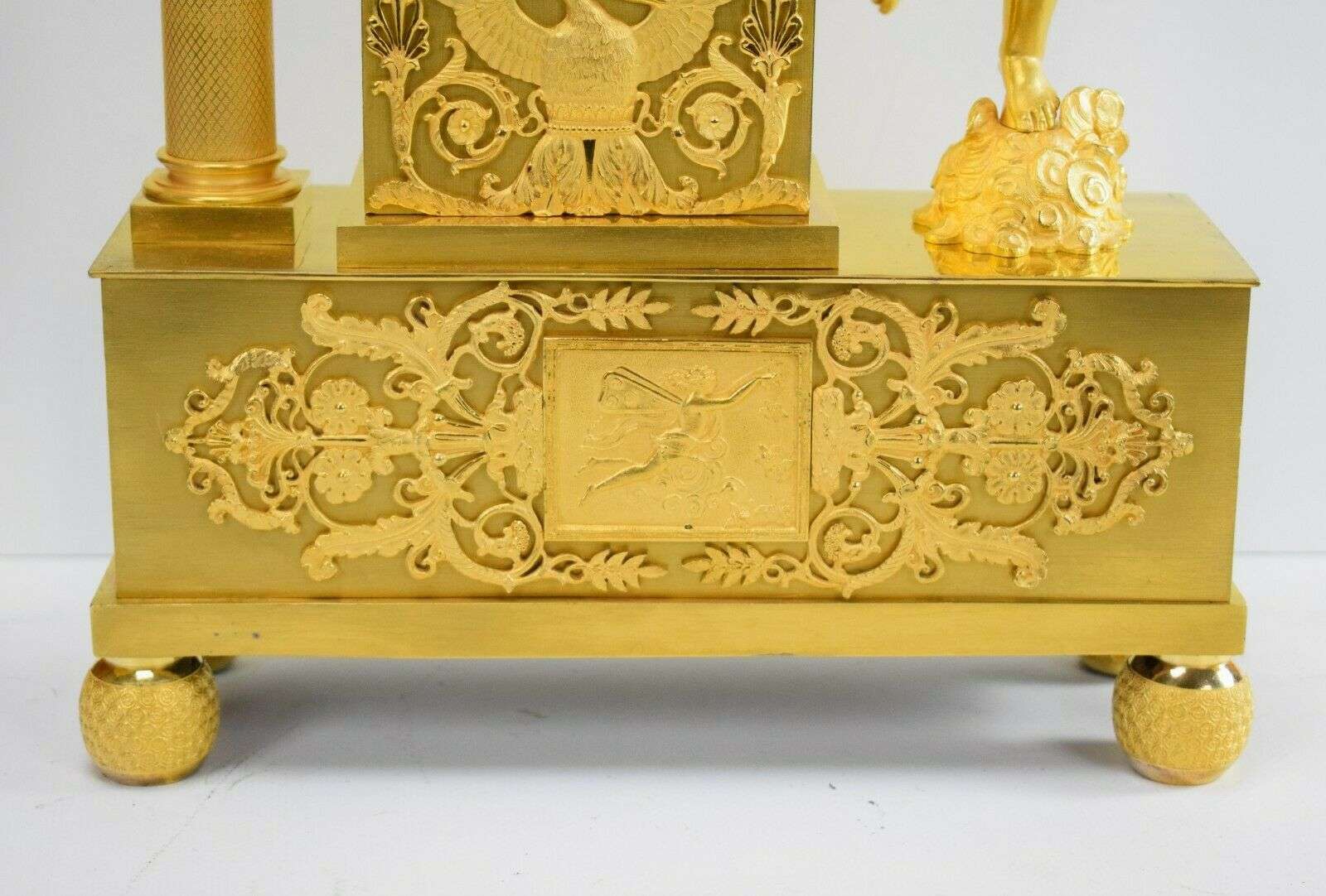 Empire Pendule Kaminuhr Tischuhr feuervergoldete Bronze Amor um 1820 – Detail