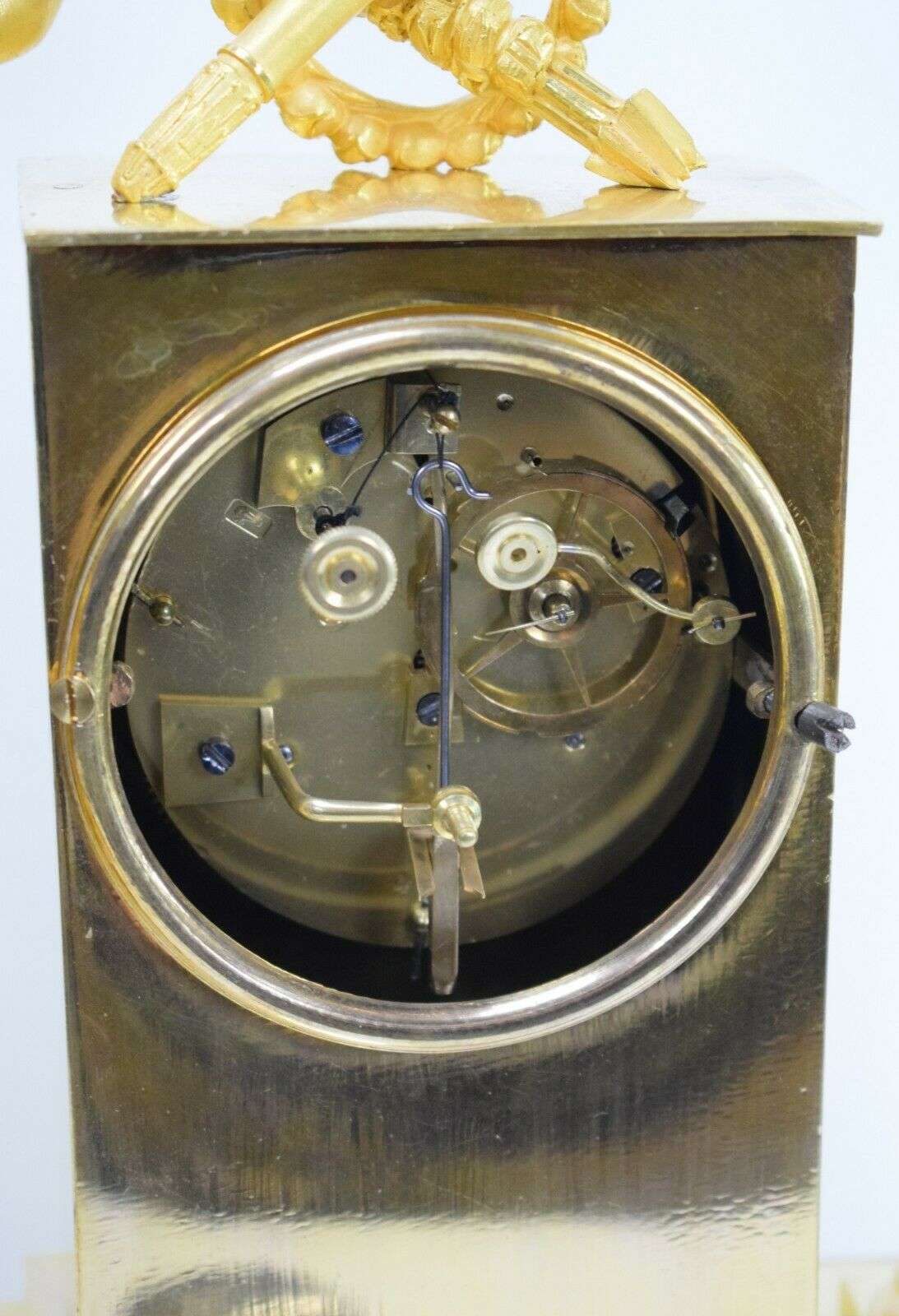 Empire Pendule Kaminuhr Tischuhr feuervergoldete Bronze Amor um 1820 – Detail