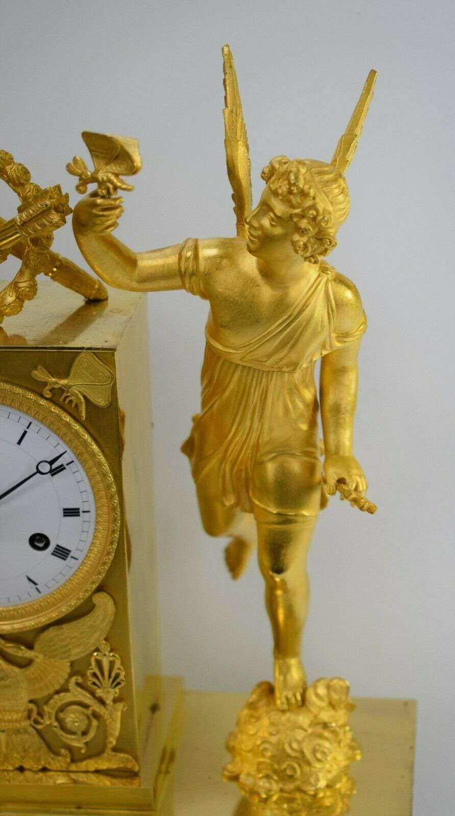 Empire Pendule Kaminuhr Tischuhr feuervergoldete Bronze Amor um 1820 – Detail