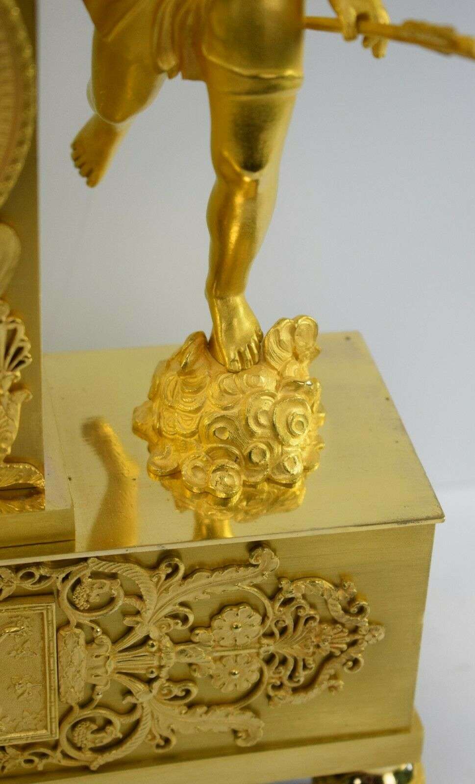 Empire Pendule Kaminuhr Tischuhr feuervergoldete Bronze Amor um 1820 – Detail