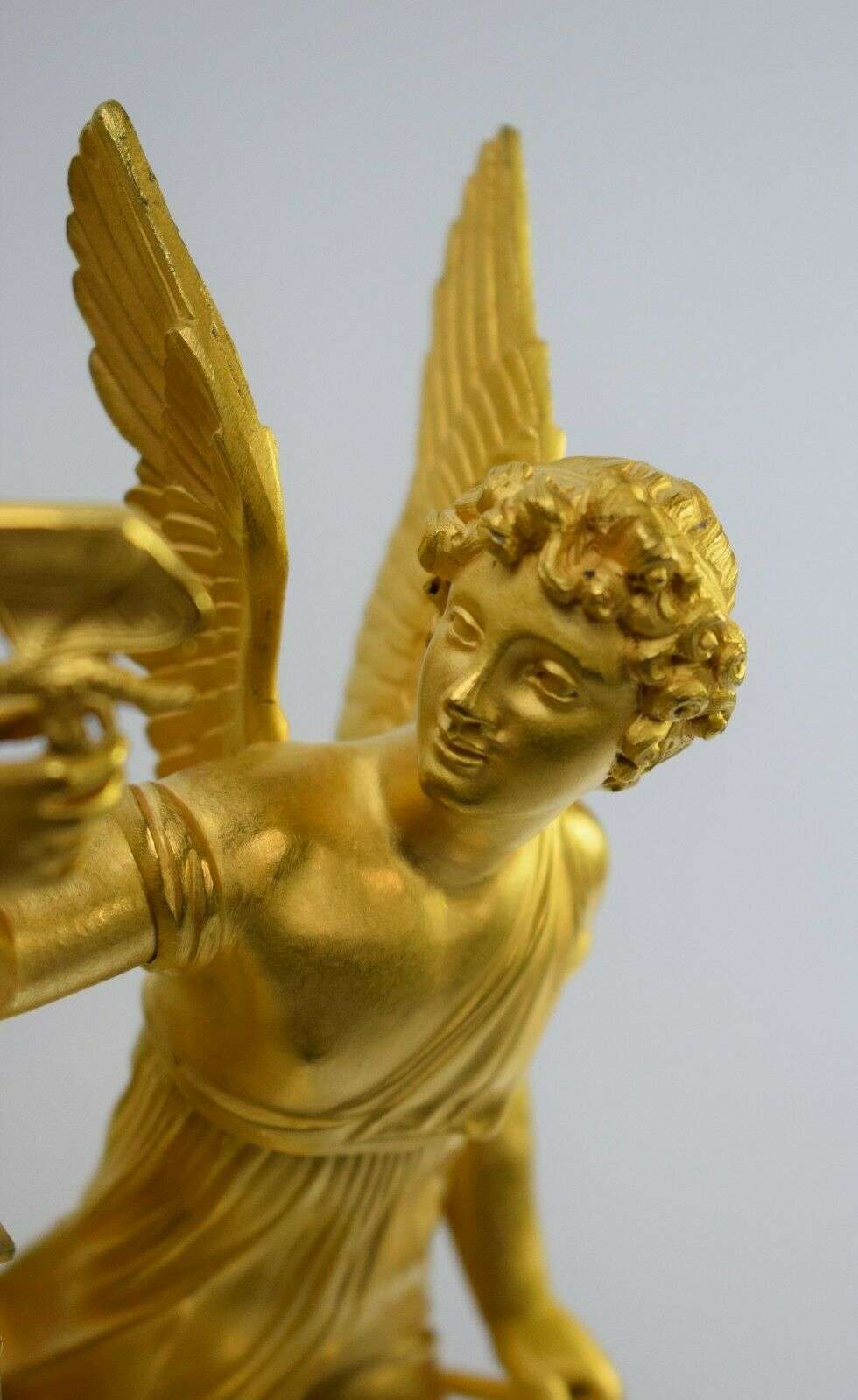 Empire Pendule Kaminuhr Tischuhr feuervergoldete Bronze Amor um 1820 – Detail