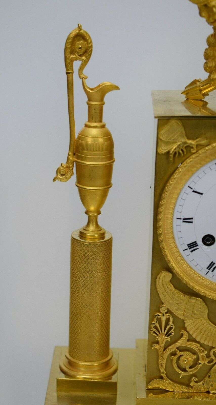 Empire Pendule Kaminuhr Tischuhr feuervergoldete Bronze Amor um 1820 – Detail