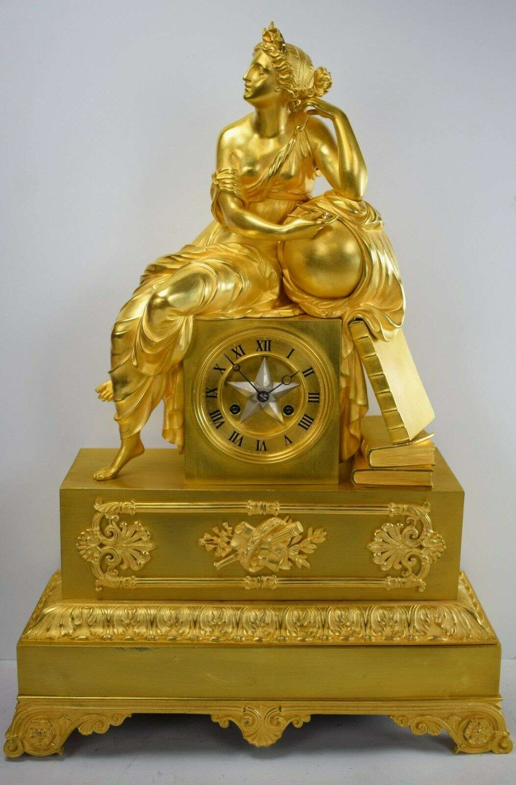 Große Empire Pendule Kaminuhr Tischuhr feuervergoldete Bronze Urania um 1820 – Vorderansicht