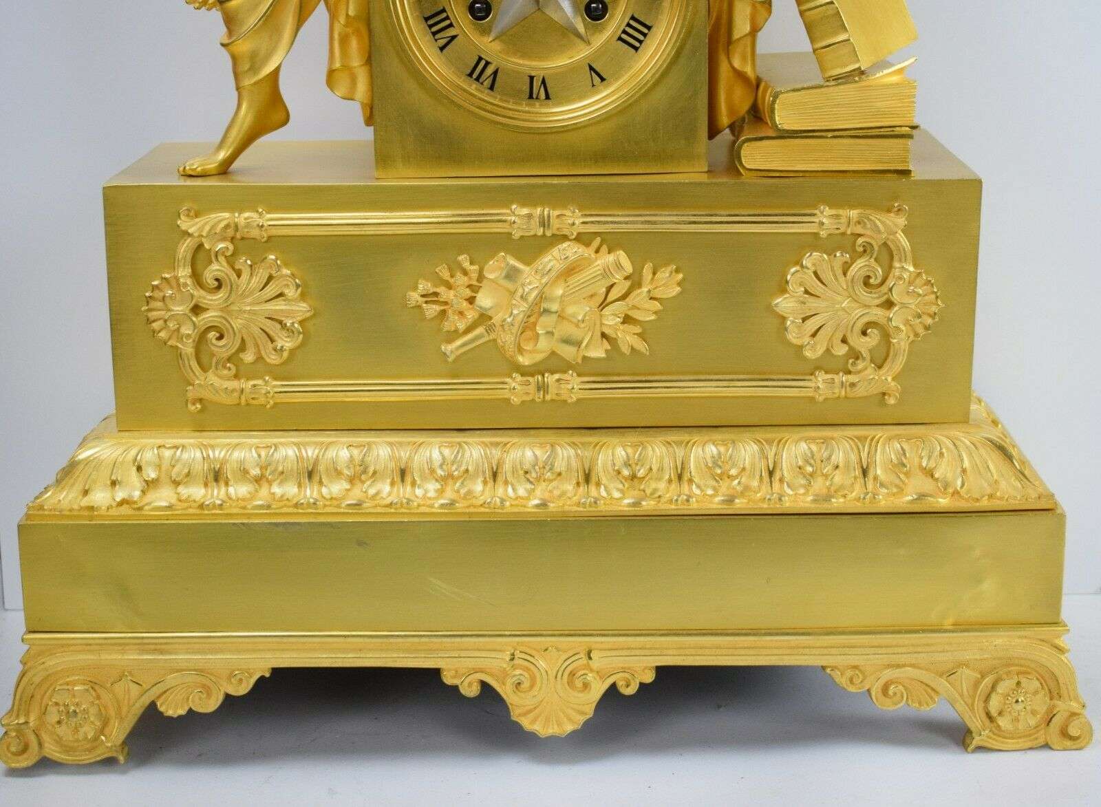 Große Empire Pendule Kaminuhr Tischuhr feuervergoldete Bronze Urania um 1820 – Detail