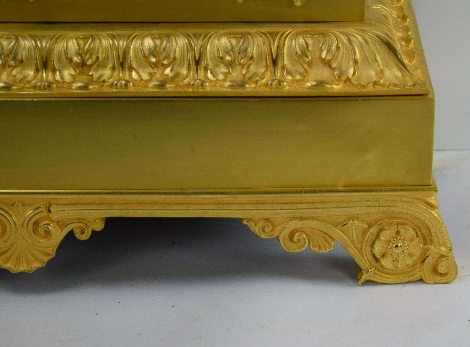 Große Empire Pendule Kaminuhr Tischuhr feuervergoldete Bronze Urania um 1820 – Detail