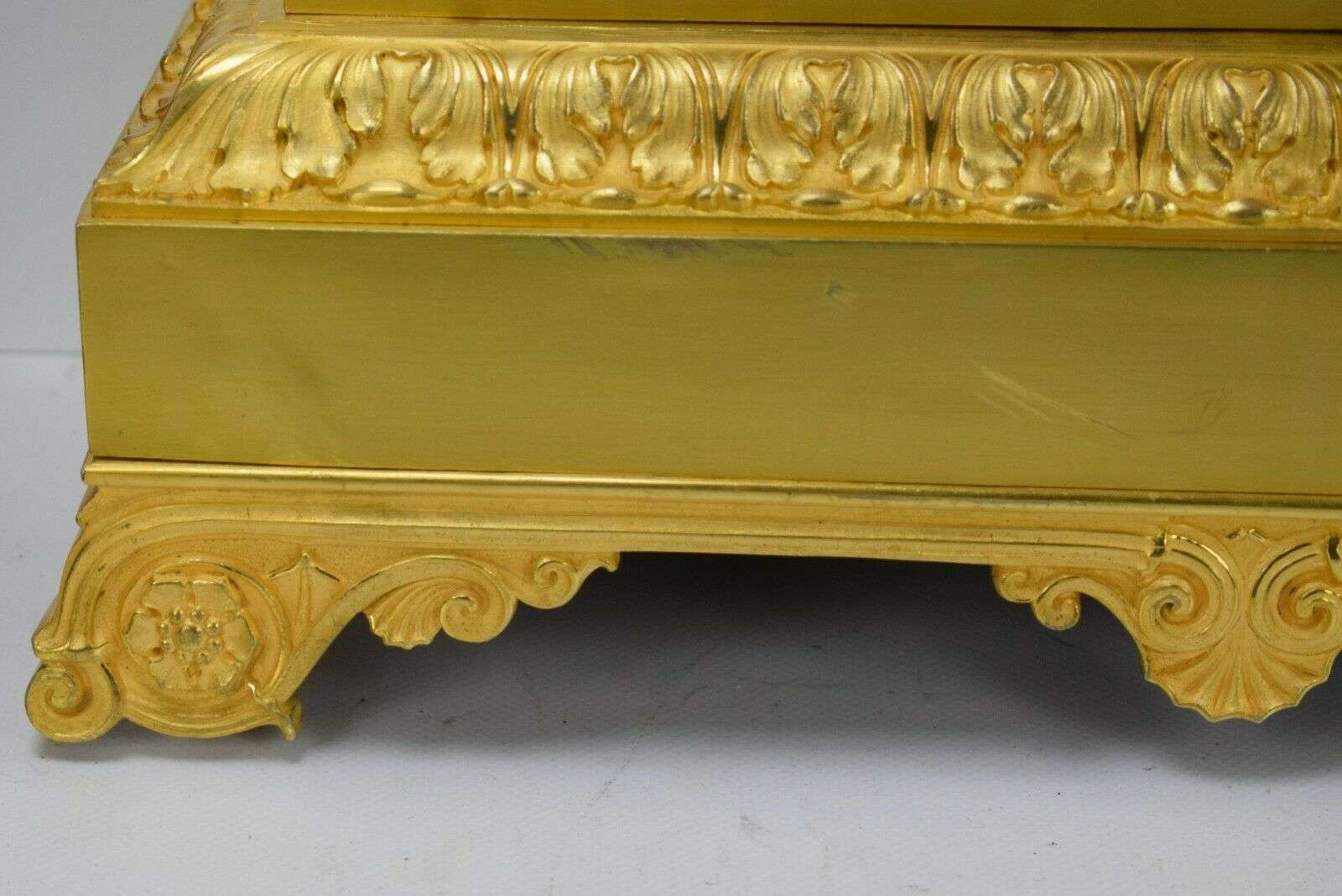 Große Empire Pendule Kaminuhr Tischuhr feuervergoldete Bronze Urania um 1820 – Detail