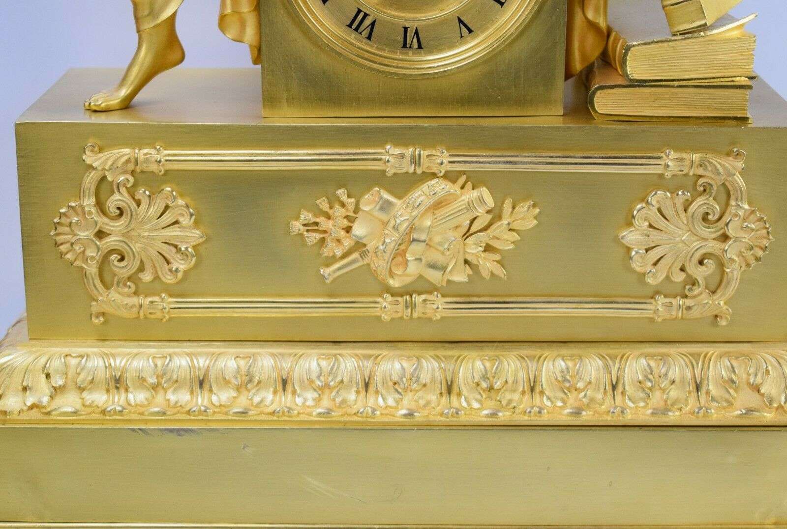 Große Empire Pendule Kaminuhr Tischuhr feuervergoldete Bronze Urania um 1820 – Detail