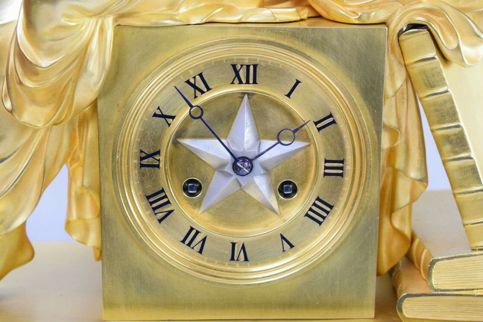 Große Empire Pendule Kaminuhr Tischuhr feuervergoldete Bronze Urania um 1820 – Detail
