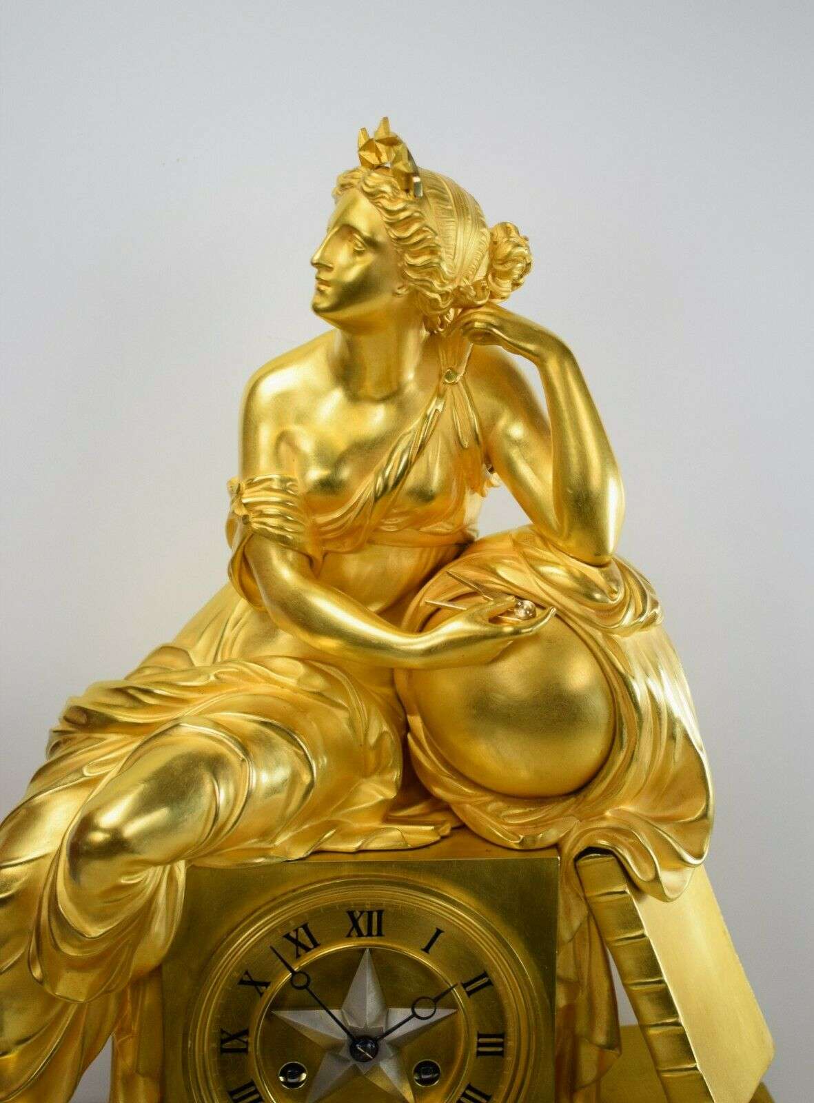 Große Empire Pendule Kaminuhr Tischuhr feuervergoldete Bronze Urania um 1820 – Detail