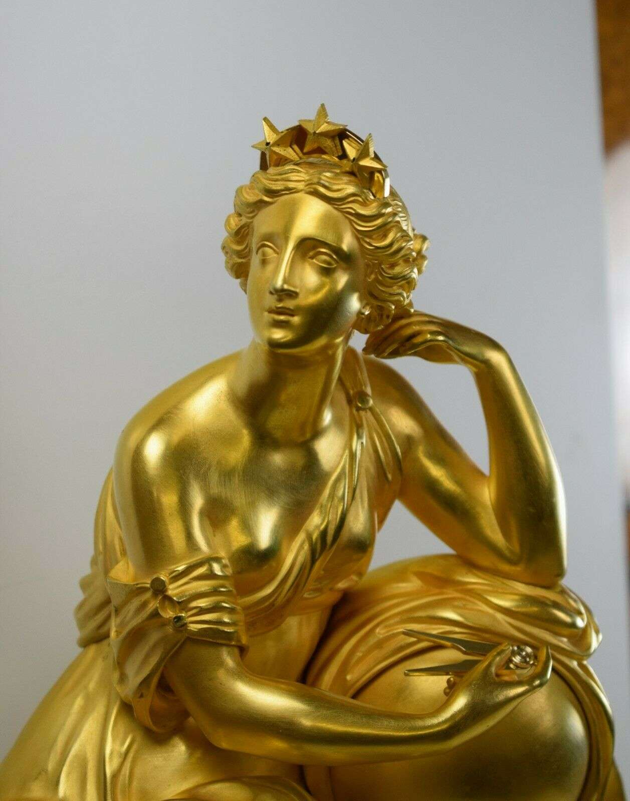 Große Empire Pendule Kaminuhr Tischuhr feuervergoldete Bronze Urania um 1820 – Detail