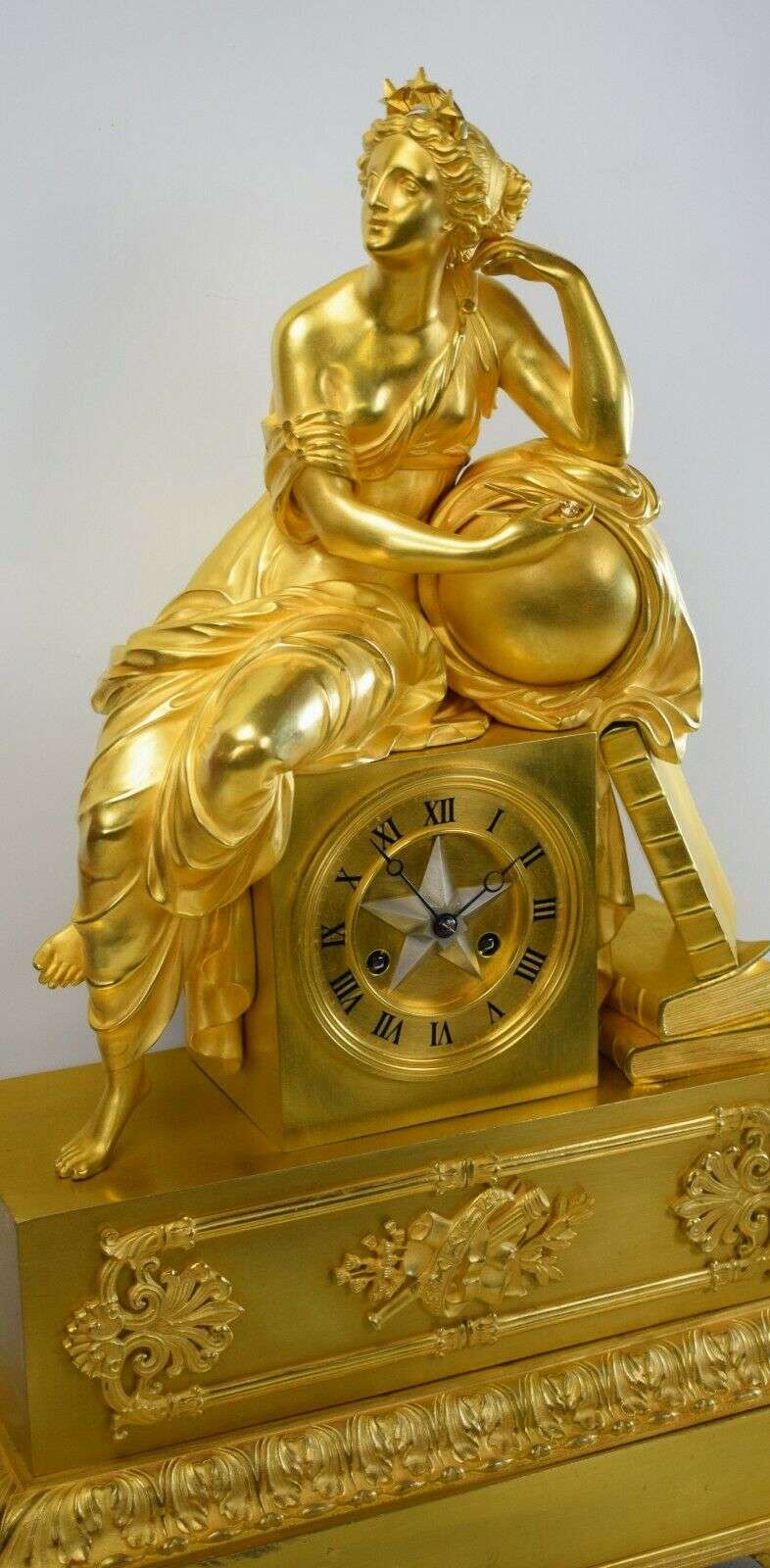 Große Empire Pendule Kaminuhr Tischuhr feuervergoldete Bronze Urania um 1820 – Detail