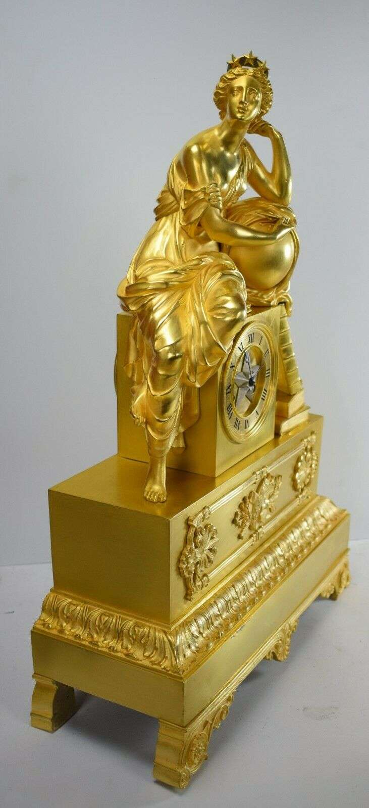 Große Empire Pendule Kaminuhr Tischuhr feuervergoldete Bronze Urania um 1820 – Detail