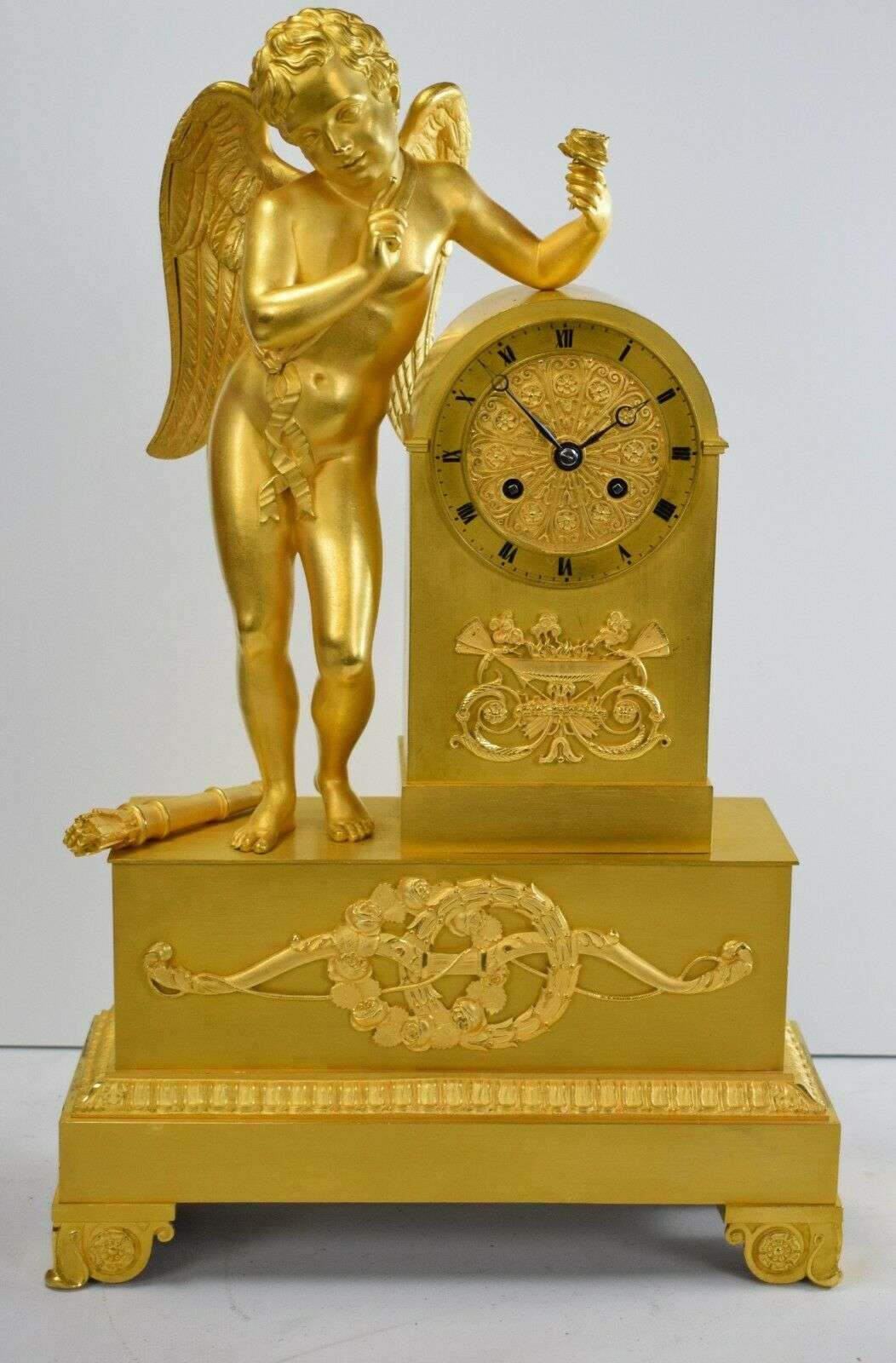Empire Pendule Kaminuhr Tischuhr feuervergoldete Bronze Amor um 1815 – Vorderansicht