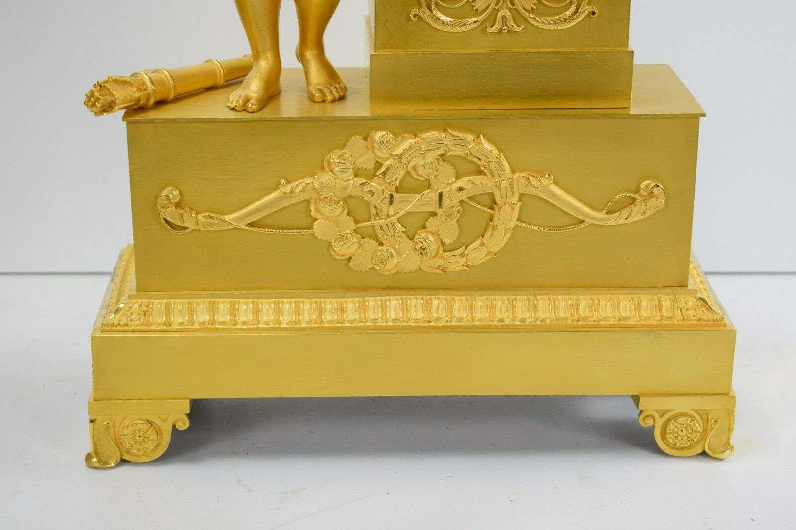 Empire Pendule Kaminuhr Tischuhr feuervergoldete Bronze Amor um 1815 – Detail
