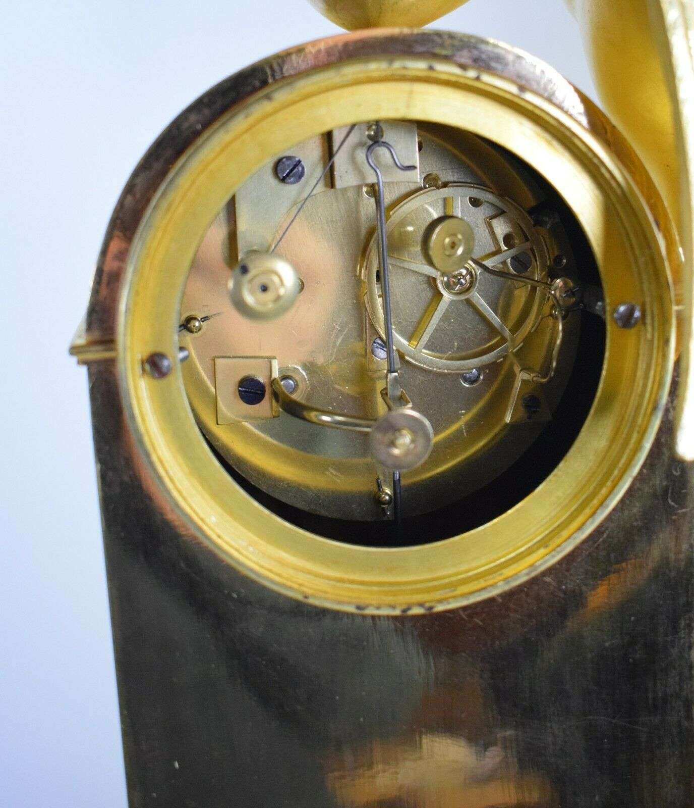 Empire Pendule Kaminuhr Tischuhr feuervergoldete Bronze Amor um 1815 – Detail