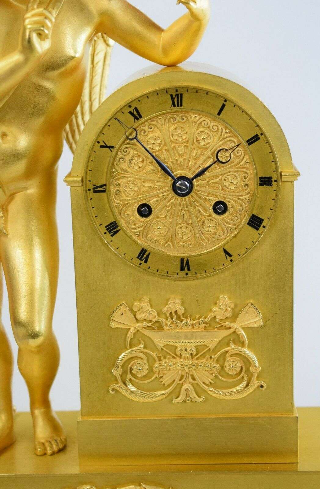 Empire Pendule Kaminuhr Tischuhr feuervergoldete Bronze Amor um 1815 – Detail