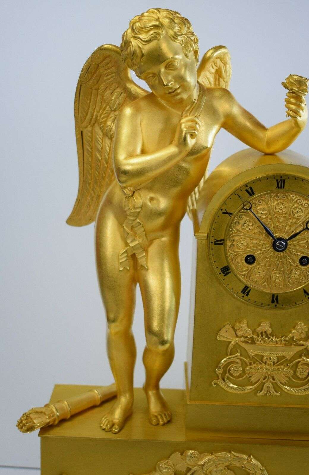 Empire Pendule Kaminuhr Tischuhr feuervergoldete Bronze Amor um 1815 – Detail