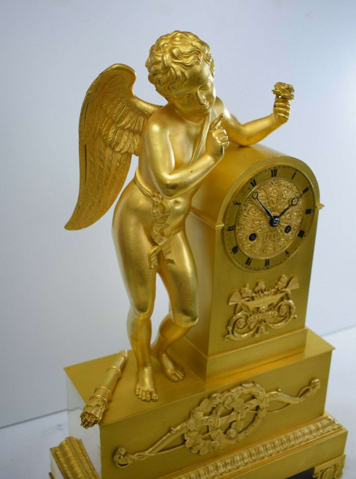 Empire Pendule Kaminuhr Tischuhr feuervergoldete Bronze Amor um 1815 – Detail