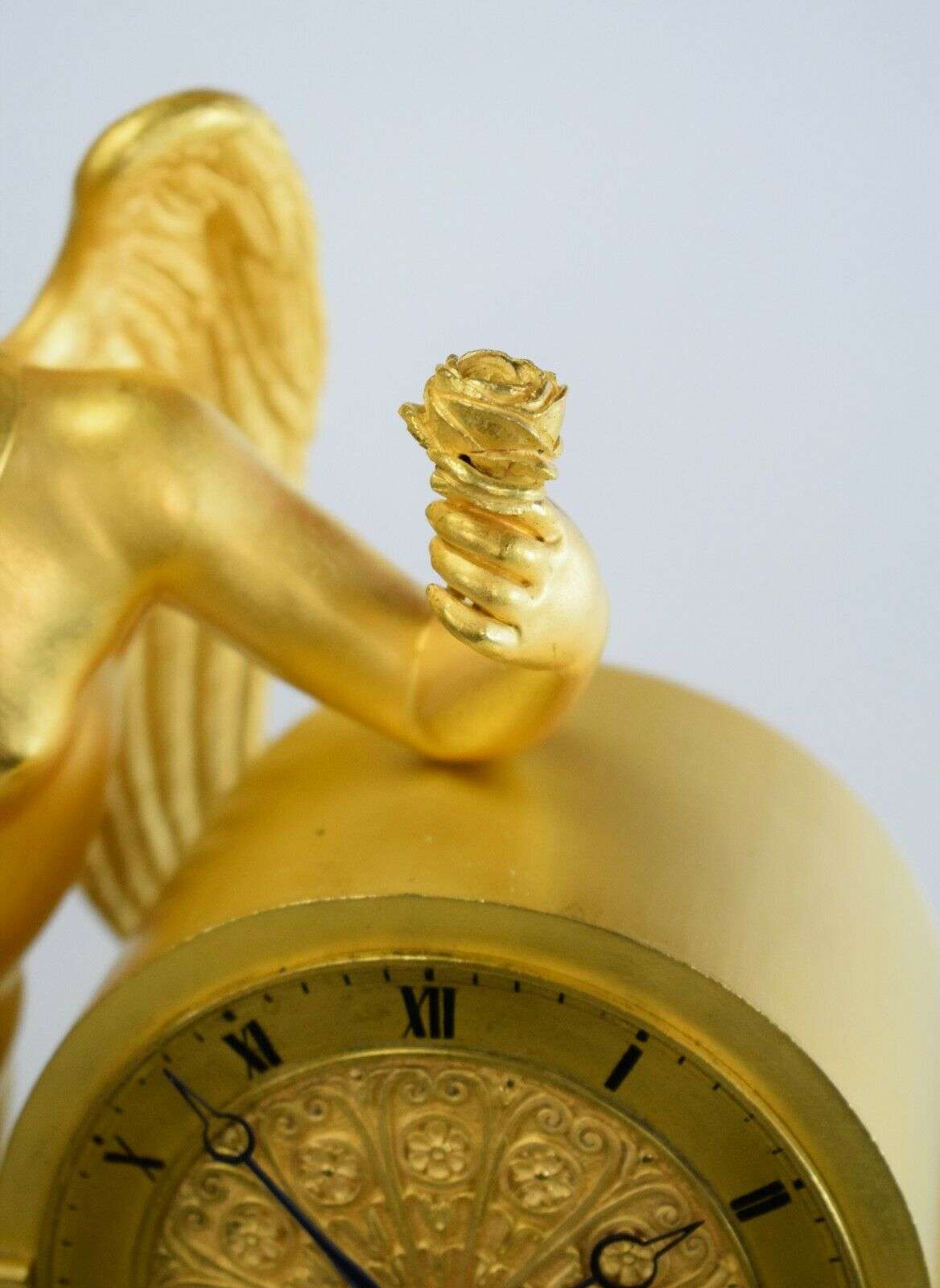 Empire Pendule Kaminuhr Tischuhr feuervergoldete Bronze Amor um 1815 – Detail