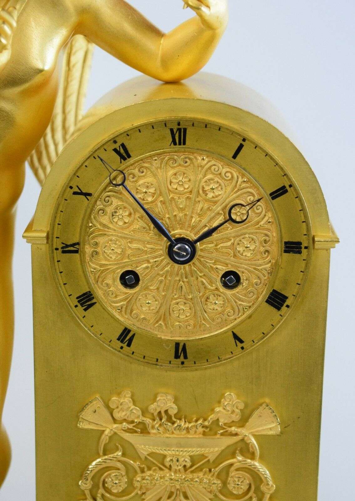 Empire Pendule Kaminuhr Tischuhr feuervergoldete Bronze Amor um 1815 – Detail