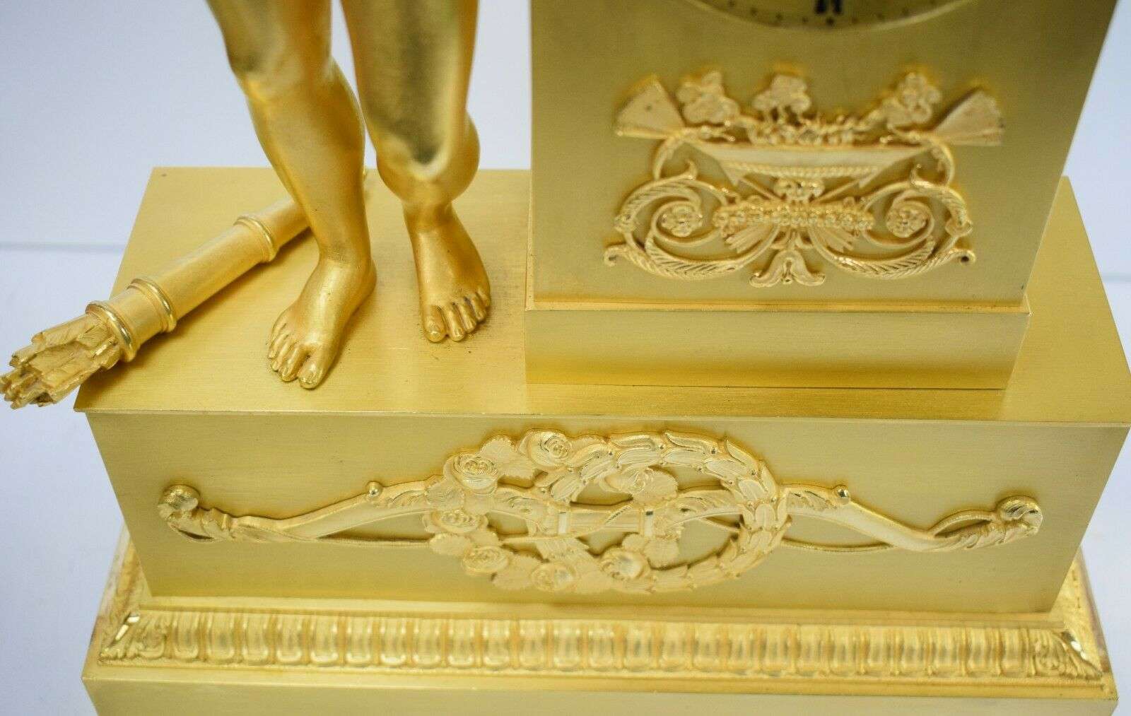 Empire Pendule Kaminuhr Tischuhr feuervergoldete Bronze Amor um 1815 – Detail